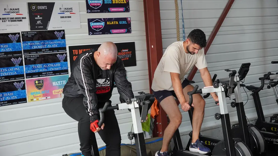 Deux adhérents sur des vélos d'entraînement
