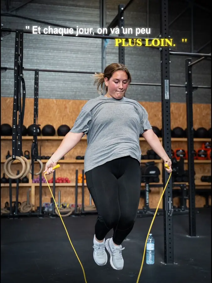 Adhérente qui saute à la corde pendant un WOD